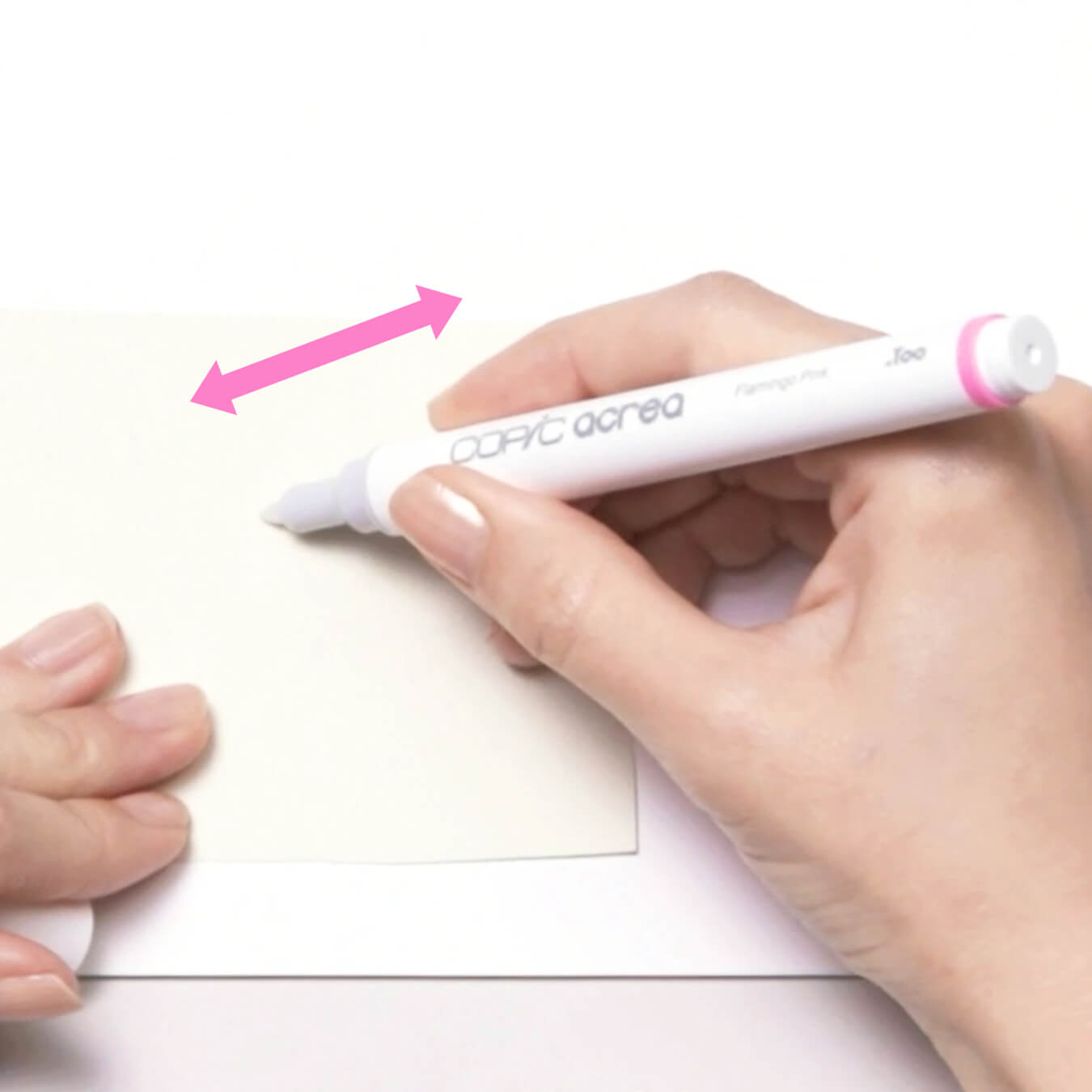 キャップを取って、不要な紙の上でインクが出てくるまでペン先を上下に押し込んでください。